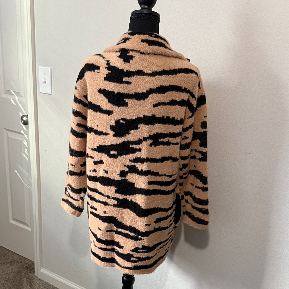 Animal print furry sweater / coat / jacket
Cozy
Furry
Warm - Picture 4 of 6